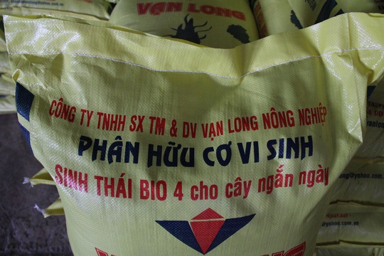 Bắt quả tang một cơ sở sản xuất phân bón trái phép - 2 Nguyên liệu để sản xuất phân bón chủ yếu là than bùn, sau khi đấu trộn đều được đưa đi tiêu thụ tại tỉnh Ninh Thuận