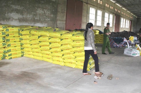 Bắt quả tang một cơ sở sản xuất phân bón trái phép - 1 Số lượng phân bón trái phép bị công an thu giữ