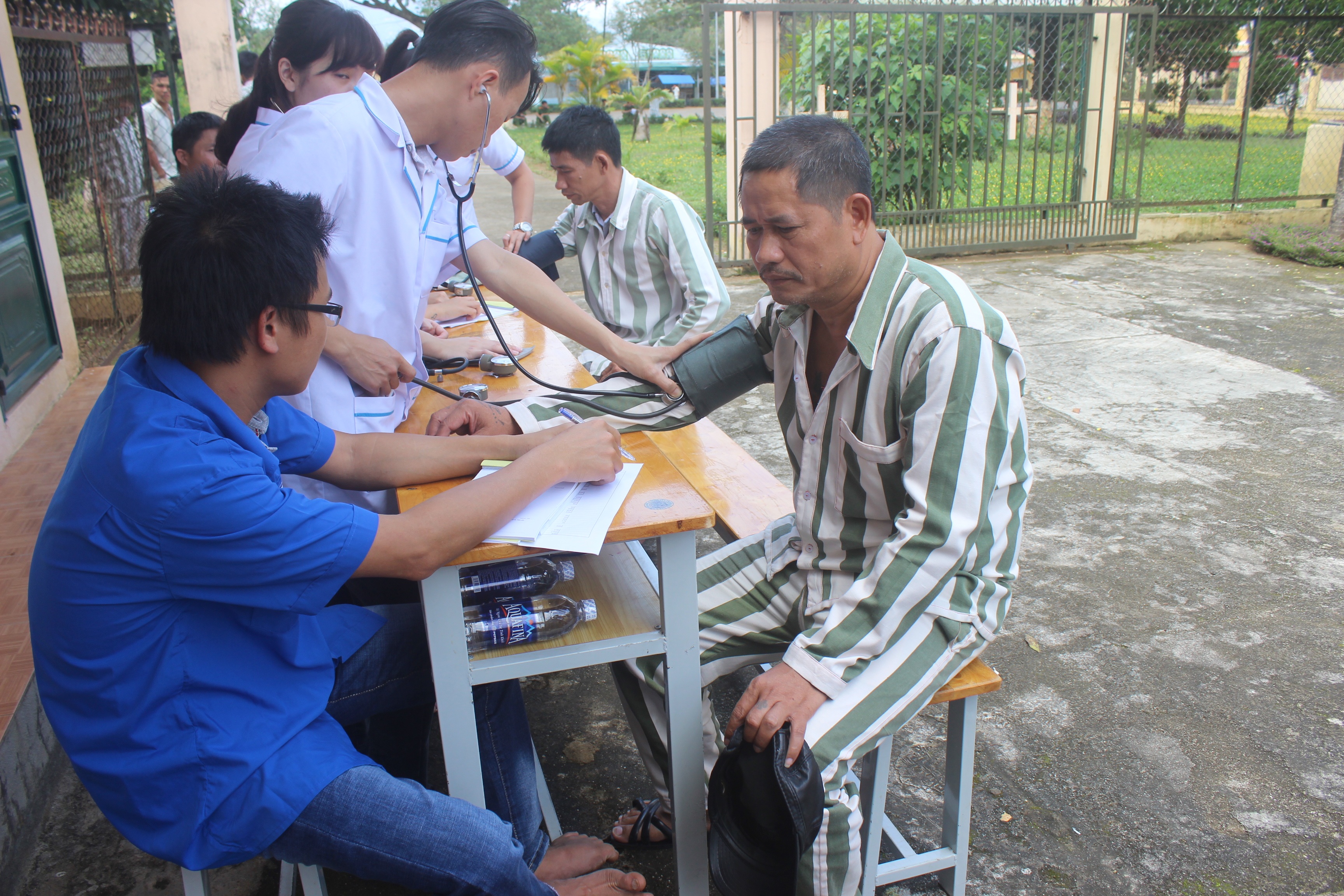 Các phạm nhân đang được thăm khám và cấp phát thuốc miễn phí