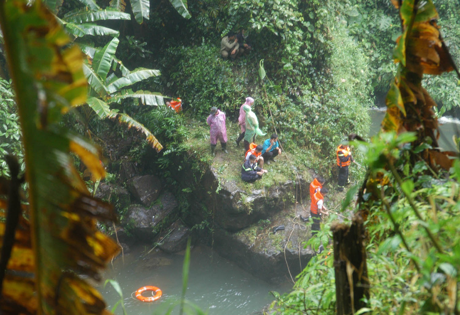 Lực lượng chức năng tìm thấy thi thể nạn nhân xấu số trong hốc đá trên thác