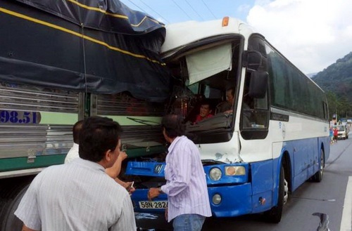 Tiếp tục tạm giữ xe khách mất thắng trên đèo để phục vụ điều tra - 1 Chiếc xe khách bị mất thắng trên đèo Bảo Lộc vẫn đang bị tạm giữ để phục vụ công tác điều tra (ảnh H. Thanh)