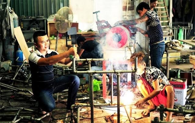 9x làm giàu với nghề “biến mới thành cũ” - 1
Chu Tuấn Tùng (bên trái) tại xưởng sản xuất đồ nội thất hoài cổ