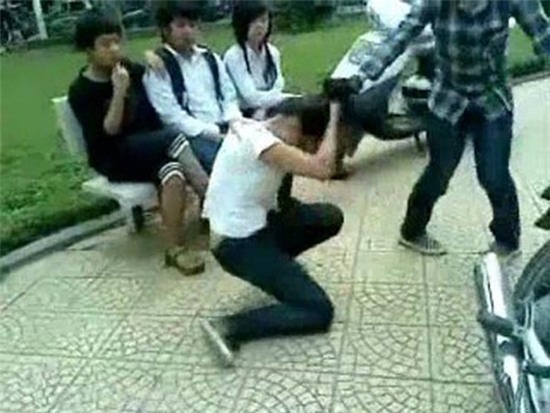 "Ảo" và vô cảm ăn mòn người trẻ - 1
Mặc bạn mình đánh nhau, ngồi cổ vũ, quay clip thích hơn (Ảnh minh họa)