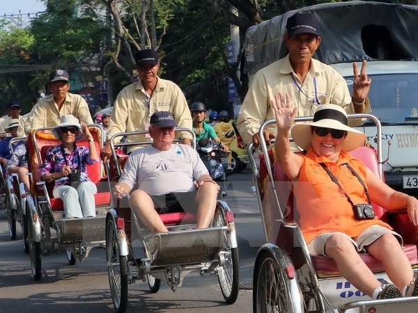 Hơn 6,3 triệu lượt khách quốc tế đến Việt Nam trong 10 tháng - 1 Du khách Pháp đi xích lô tham quan thành phố Đà Nẵng. (Ảnh: Trần Lê Lâm/TTXVN)