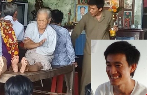 ‘Thầy’ lang chữa ung thư bằng… nước sông! - 1 Tại công an, Phát cười, nói: “Dạ, em biết sai rồi”. Ảnh: MINH KHANG. “Thầy” Phát đang cho người bệnh uống bằng nước lã. (Ảnh do công an cung cấp)