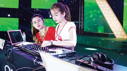Góc khuất nghề DJ: Cạm bẫy sau ánh đèn mờ - 1
DJ Hồng Phấn và DJ Tiểu My.
