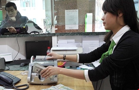 Việc hạ lãi suất đồng USD về 0% sẽ khiến người dân có thể bán đôla cho ngân hàng nhiều hơn. Ảnh: Trần Việt