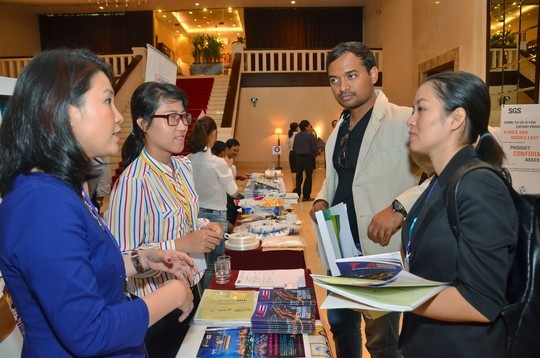 Đại diện doanh nghiệp trong và ngoài nước trao đổi thông tin tại một diễn đàn xuất khẩu ở TP HCM
Ảnh: TẤN THẠNH Đại diện doanh nghiệp trong và ngoài nước trao đổi thông tin tại một diễn đàn xuất khẩu ở TP HCM
Ảnh: TẤN THẠNH