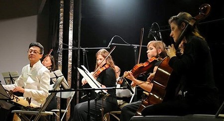 Tiếng đàn tranh Việt đắt giá trên iTunes - 1
Nghệ sĩ Trí Nguyễn (bìa trái) trình diễn cùng tứ tấu đàn dây phương Tây. (Ảnh do nhân vật cung cấp)