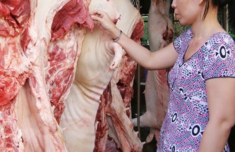 Do không lưu giữ trong thời gian chờ xét nghiệm nên khi có kết quả dương tính chất cấm, lô thịt heo đã được bán sạch. Ảnh: TRẦN NGỌC