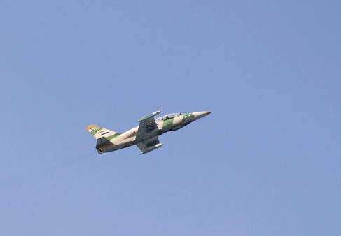 Máy bay chiến đấu Syria đâm trúng chợ, 27 người chết - 1 Máy bay chiến đấu Syria đâm trúng chợ, 27 người chết - 1