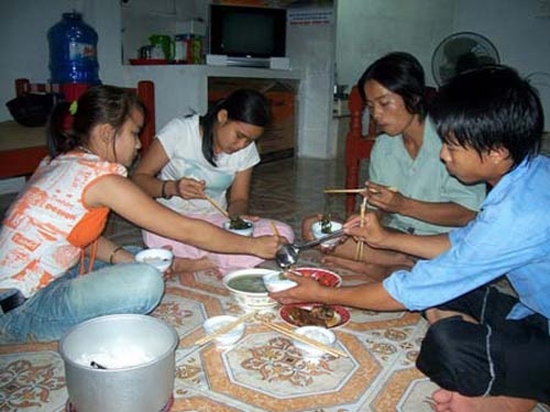 “Ông nào sống nổi bằng lương tối thiểu, tôi đi đầu xuống đất!” - 1 “Ông nào sống nổi bằng lương tối thiểu, tôi đi đầu xuống đất!” - 1