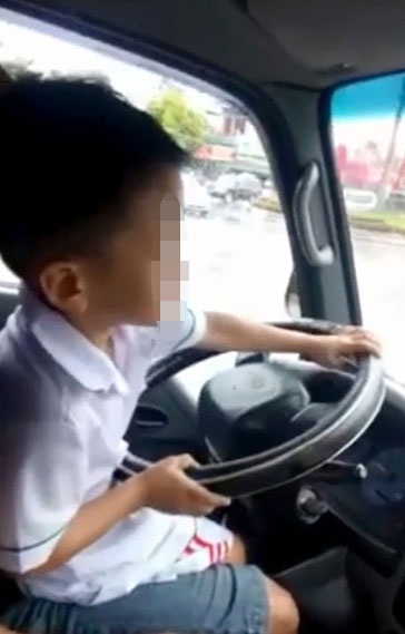 Giật mình cảnh bé trai 6 tuổi lái xe ô tô trên đường - 1 Giật mình cảnh bé trai 6 tuổi lái xe ô tô trên đường - 1