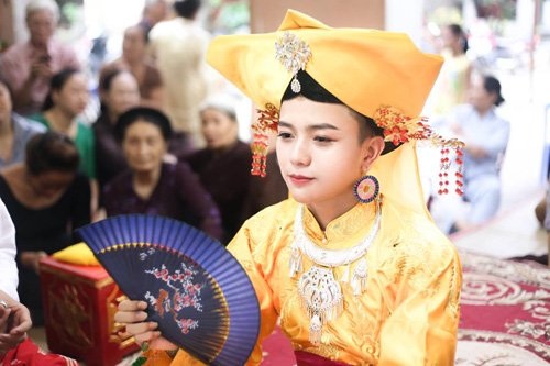 Dân mạng “phát sốt” với “mỹ nam hầu đồng” - 1
Vẻ đẹp của chàng trai được dân mạng phong là mỹ nam hầu đồng