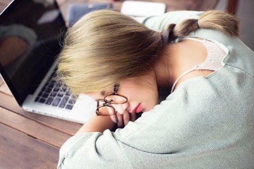 Dân mạng “truy lùng” cô gái ngủ gật "xinh như Tây Thi" - 1
Hình ảnh cô gái xinh đẹp ngủ gục khiến dân mạng xôn xao