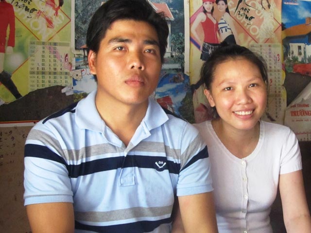 
Vợ chồng Trưởng thôn Nguyễn Bình Nguyên. (Ảnh: Phùng Phiên)
