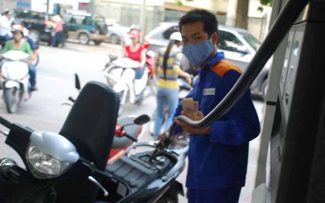 Tiết kiệm gần 1 tỷ USD nhập khẩu: Sao giá xăng dầu trong nước vẫn giảm “nhỏ giọt”? - 1 Tiết kiệm gần 1 tỷ USD nhập khẩu: Sao giá xăng dầu trong nước vẫn giảm “nhỏ giọt”? - 1