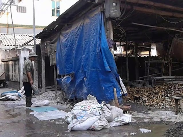 Hãi hùng thực phẩm bẩn được "găm" lại để... chờ Tết - 1
Anh Đ.K.T (thôn Minh Hòa 4, xã Minh Khai, Hoài Đức, Hà Nội) không trang bị quần áo bảo hộ mà chỉ có duy nhất đôi ủng khi tham gia sơ chế nguyên liệu. Ảnh: T.A