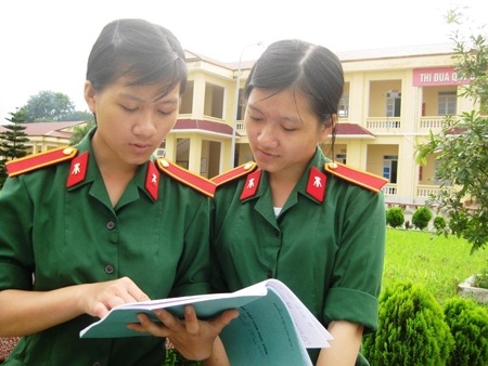 Những cặp song sinh cùng chung lý tưởng - 1 Hai chị em sinh đôi Dung - Huyền trao đổi bài học.