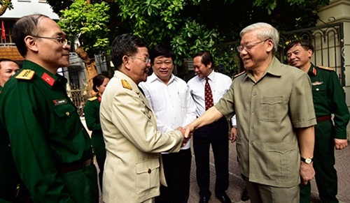 Tổng Bí thư Nguyễn Phú Trọng: Xứng đáng là tờ báo chính trị hàng đầu - 1
Các đồng chí trong Đảng ủy, Ban biên tập và cán bộ, phóng viên Báo QĐND qua các thời kỳ đón đồng chí Tổng Bí thư.
