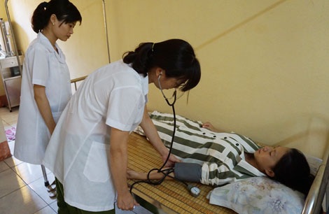 Những chiến sĩ áo trắng sau cánh cửa trại giam - 1 Khám bệnh cho phạm nhân.