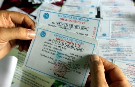 Con có thể dùng chung BHYT cấp cho hộ nghèo của bố? - 1 Em buộc phải mua BHYT tại trường, nếu không sẽ ảnh hưởng tới việc họ? (Ảnh minh họa)