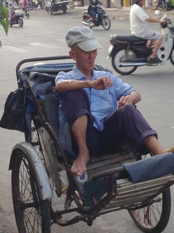Những người đạp xích lô cuối cùng ở Sài Gòn - 1
Ông Trung Văn Lai chờ khách