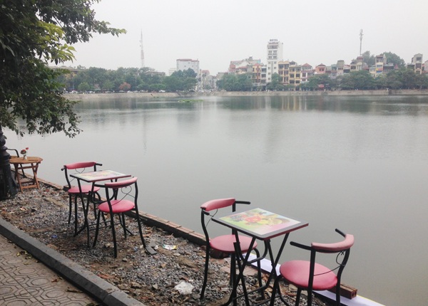 
Dãy cafe đua nhau nở rộ ven hồ
