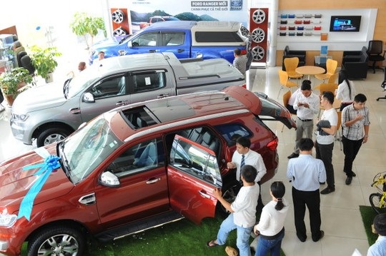 Vay ngân hàng mua ôtô: Đời bất an sau tay lái - 1
Hiện cứ 10 người đến mua xe thì có tới 4-5 người muốn sử dụng vốn vay ngân hàng.