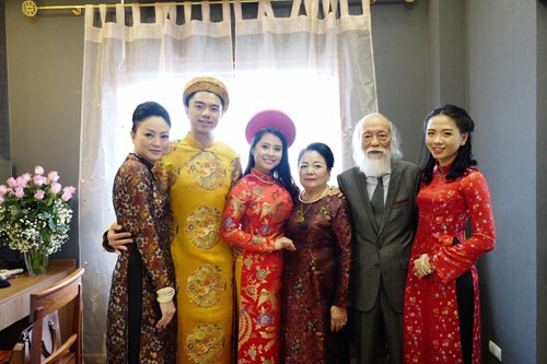 Con gái GS Văn Như Cương chia sẻ về cách làm mẹ chồng hiện đại - 1
Gia đình chị Văn Thùy Dương trong lễ Hằng thuận của hai con Văn Quỳnh – Kiều Anh.