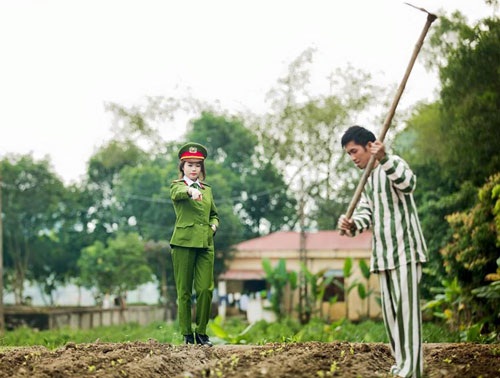 Ảnh cưới "Quản giáo- phạm nhân" gây sốc mạng xã hội - 1 Một hình ảnh trong bộ ảnh cưới gây sốt