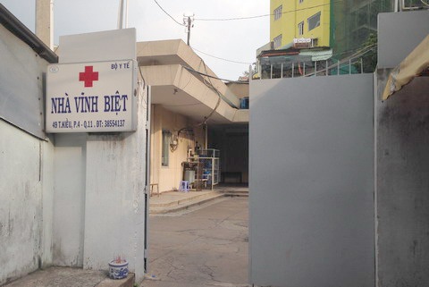 Chuyên gia trang điểm tử thi tiết lộ về nghề "rùng rợn" nhất thế gian - 1 Nhà vĩnh biệt bệnh viện Chợ Rẫy với cánh cổng khép hờ.