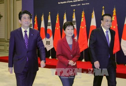 Trung-Nhật-Hàn nối lại hoàn toàn cơ chế hợp tác ba bên - 1
Tổng thống Hàn Quốc Park Geun-hye (giữa) cùng Thủ tướng Trung Quốc Lý Khắc Cường (phải) và Thủ tướng Nhật Bản Shinzo Abe (trái) đã có cuộc gặp thượng đỉnh ba bên đầu tiên sau hơn ba năm qua. Ảnh: Yonhap/ TTXVN