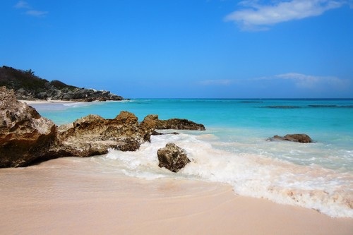 Chiêm ngưỡng những bãi biển màu hồng đẹp mê đắm lòng người - 4
Bãi biển Horseshoe Bay – Bermuda: Horseshoe Bay là một trong những bãi biển màu hồng lãng mạn ở Bermuda. Nằm ở Southampton, bãi biển trải dài với màu hồng phấn, là kết quả của vỏ sò vụn, san hô và can xi.