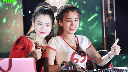 Góc khuất nghề DJ: Đằng sau cơn sốt ảo - 1
DJ nữ ngoài tài năng âm nhạc có thể phô diễn vẻ đẹp hình thể của bản thân, được đấng mày râu ưu ái hơn (Trong ảnh: DJ Hồng Phấn và DJ Tiểu My).