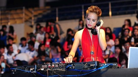 Góc khuất nghề DJ - 1
Nguyễn Thị Hồng Ngọc (DJ Rubie) từ bỏ làm người mẫu để theo nghề DJ.