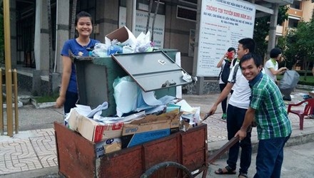 Gom ve chai làm từ thiện - 1
Các tình nguyện viên nhóm Mầm xanh nhặt ve chai gây quỹ từ thiện.