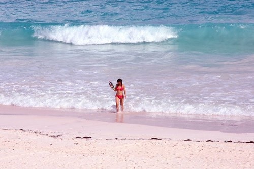 Chiêm ngưỡng những bãi biển màu hồng đẹp mê đắm lòng người - 9
Biển cát hồng, Bahamas: Nằm trên hòn đảo Harbor, bãi biển trải dài gần 5km này là một trong những nơi có bờ cát màu hồng đẹp nhất trên thế giới. Nơi đây thu hút rất đông khách du lịch đến để tận hưởng làn nước trong xanh, chiêm ngưỡng bãi cát hồng ấn tượng, thư giãn trong những khu nghỉ dưỡng sang trọng hay nghỉ ngơi tại các căn nhà nhỏ thơ mộng bên bờ biển
