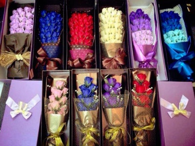 Hoa "không tuổi thọ" khuấy đảo thế giới quà tặng 20/10 - 1
Sự đa dạng về mẫu mã cũng như màu sắc khiến hoa sáp thơm trở thành món quà độc đáo trong dịp 20/10 sắp tới