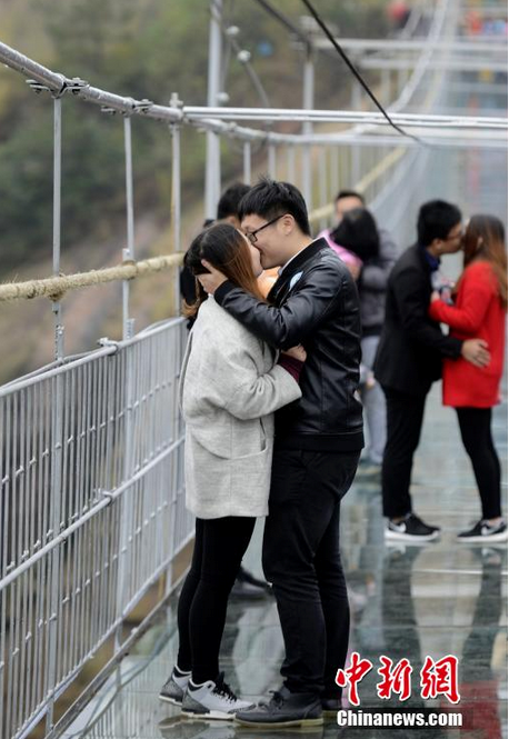 Các cặp đôi chia tay đời độc thân trên cầu thủy tinh - 3 Các cặp đôi chia tay đời độc thân trên cầu thủy tinh - 3