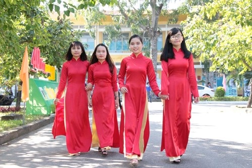 Thứ trưởng Bộ GD&ĐT xúc động về lại ngôi trường xưa - 2 Sinh viên trong tà áo dài ngày kỷ niệm 40 năm thành lập trường.