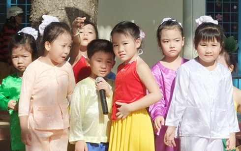 Trợ cấp cho nhà một bề con gái: Nhà có toàn con gái nói gì? - 1 Nhiều ý kiến không đồng tình hỗ trợ người già không có BHXH chỉ có con gái (ảnh minh họa).