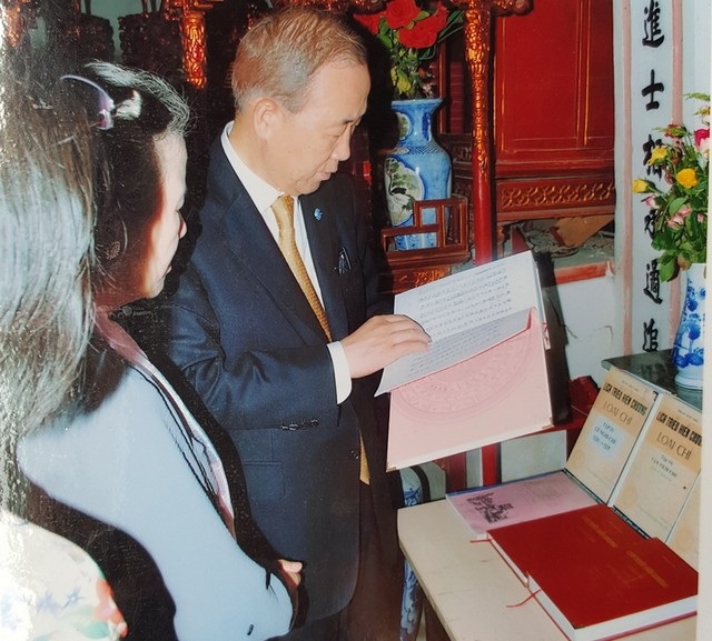 Bí mật chuyện ông Ban Ki-moon về thắp hương nhà thờ họ Phan Huy - 1
Ông Ban Ki-moon và vợ xem những cuốn sách liên quan đến dòng họ Phan Huy tại nhà thờ. Ảnh gia đình cung cấp