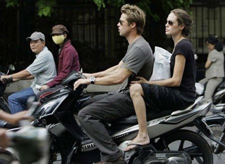 6 lần ghé thăm Việt Nam của cặp đôi minh tinh Angelina Jolie - Brad Pitt - 1 Jolie - Pitt dạo phố Sài Gòn bằng xe máy