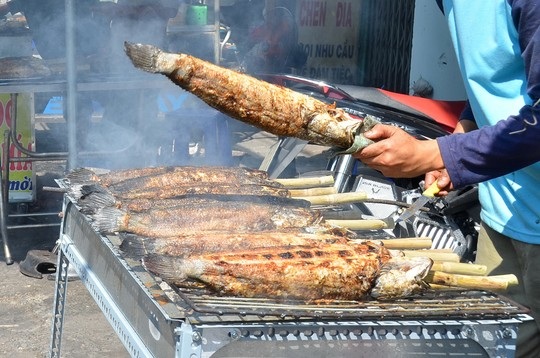 Cẩn thận với đồ ăn chiên, nướng - 1 Nướng cá, thịt nên để thức ăn xa nguồn lửa và tránh khói bếp. Ảnh: Tấn Thạnh