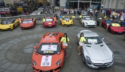 Đại gia Trung Quốc khoe siêu xe bên dàn gái xinh | Báo Dân trí