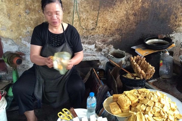 
Dầu ăn được sử dụng để chiên rán nhiều lần. Ảnh: H.N
