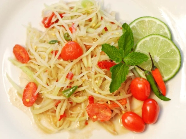 Những món ăn “nhìn phát thèm” của nước Lào - 3
Nộm đu đủ trong tiếng Lào được gọi là Tam Maak Hung. Khi ăn món đu đủ nộm, mùi thơm của gia vị cùng mắm tôm hòa cùng vị chua sẽ đưa đến cho thực khách hương vị riêng có. Trong các bữa ăn, đu đủ nộm là món ăn gần như không thiếu được.