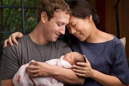 Từ cách CEO Facebook yêu con nghĩ về tư duy người Việt - 1
Mark Zuckerberg vàPriscilla Chan bên cô con gái đầu lòng.