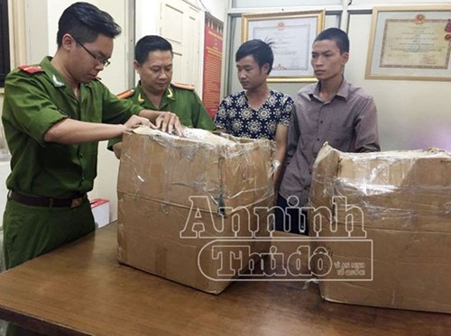 
Hai đối tượng Đạt và Hoàng cùng tang vật bị thu giữ
